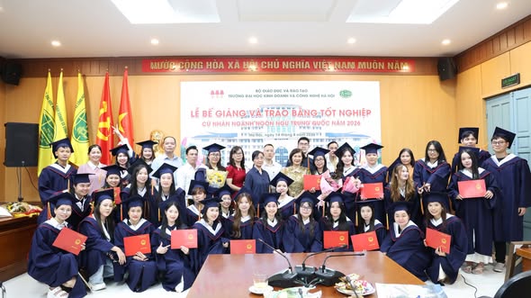 LỄ BẾ GIẢNG VÀ TRAO BẰNG TỐT NGHIỆP NGÀNH NGÔN NGỮ TRUNG NĂM 2026 - HỆ VỪA LÀM VỪA HỌC 1 LỄ BẾ GIẢNG VÀ TRAO BẰNG TỐT NGHIỆP NGÀNH NGÔN NGỮ TRUNG NĂM 2026 - HỆ VỪA LÀM VỪA HỌC 1