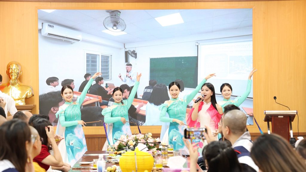LỄ BẾ GIẢNG VÀ TRAO BẰNG TỐT NGHIỆP NGÀNH NGÔN NGỮ TRUNG NĂM 2026 - HỆ VỪA LÀM VỪA HỌC 4 LỄ BẾ GIẢNG VÀ TRAO BẰNG TỐT NGHIỆP NGÀNH NGÔN NGỮ TRUNG NĂM 2026 - HỆ VỪA LÀM VỪA HỌC 4